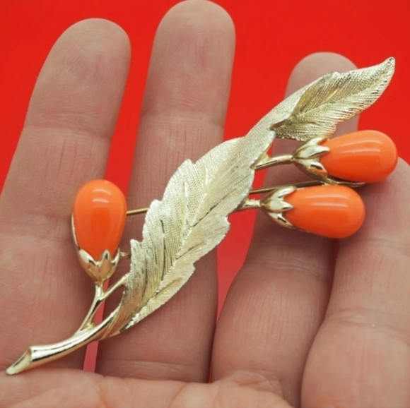 SALE! VINTAGE, SARAH COVENTRY,  GOLD TONE & CORAL FLOWER LEAF SIGNED BROOCH. - Picture 5 of 5
